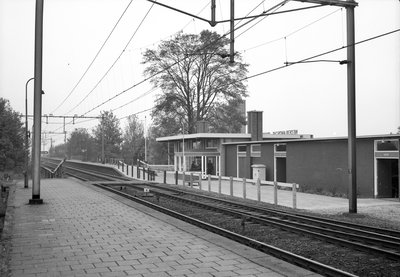 849758 Gezicht op de perronzijde van het N.S.-station Veenendaal-de Klomp te De Klomp.